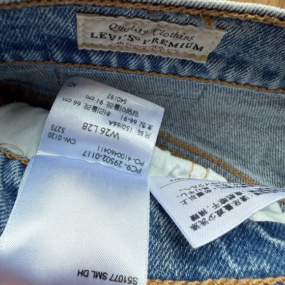 Levi’s 501 light wash jeans denim. Sold at Free People Urban - Picture 4 of 4